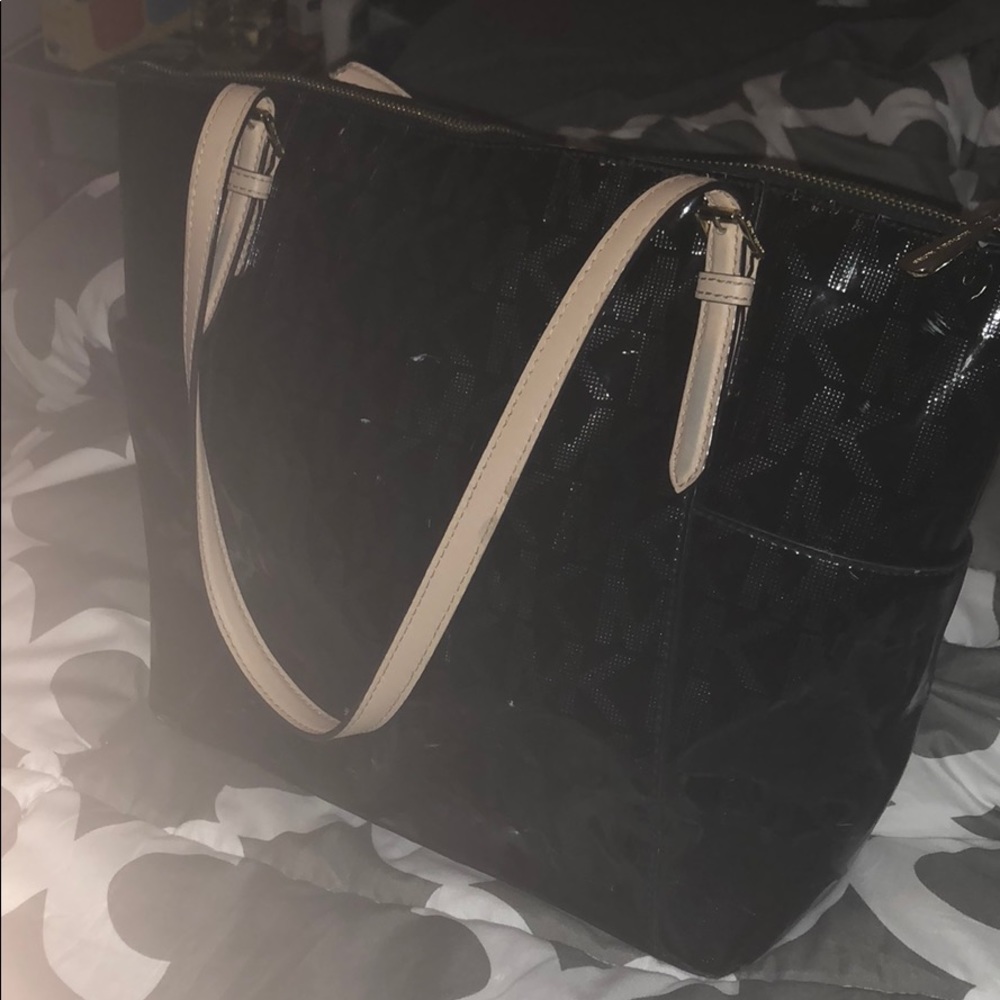Black Patent Leather Michael Kors Putse
